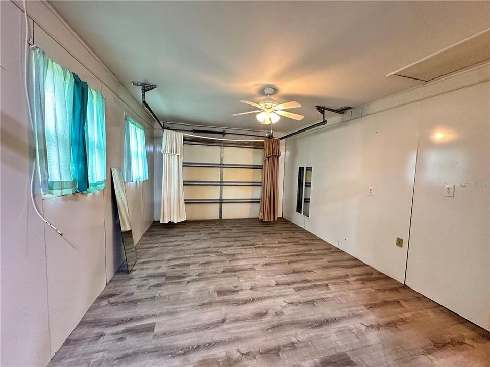 For Sale: $215,000 (3 beds, 2 baths, 988 Square Feet)