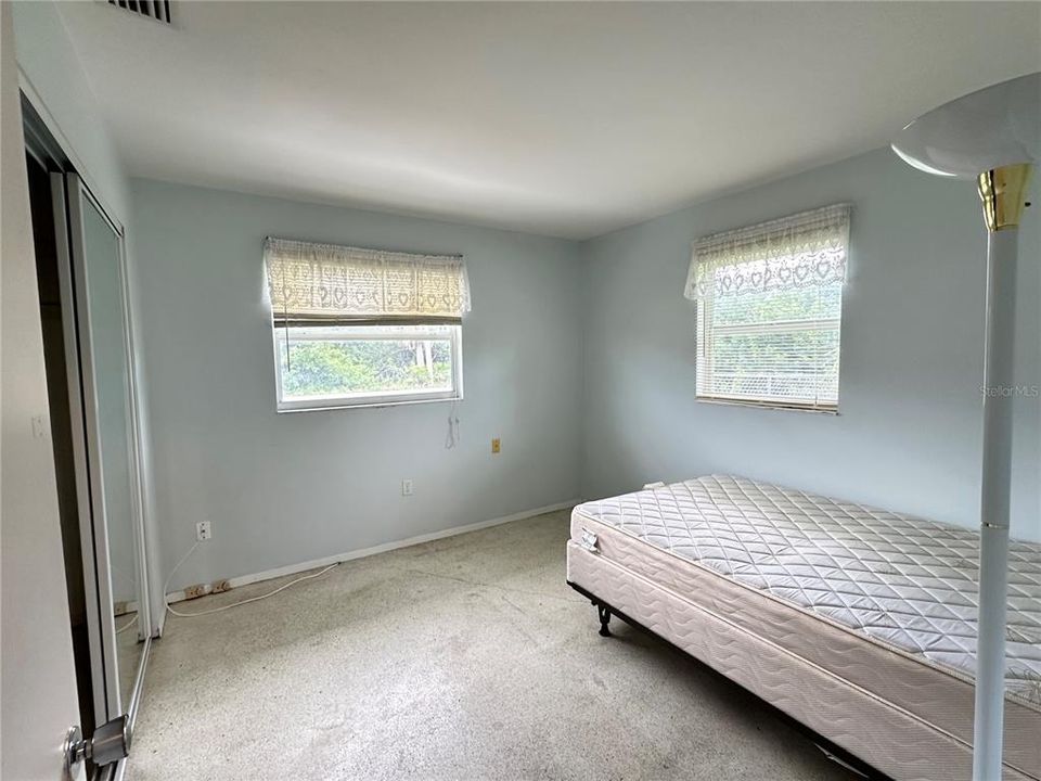 For Sale: $215,000 (3 beds, 2 baths, 988 Square Feet)