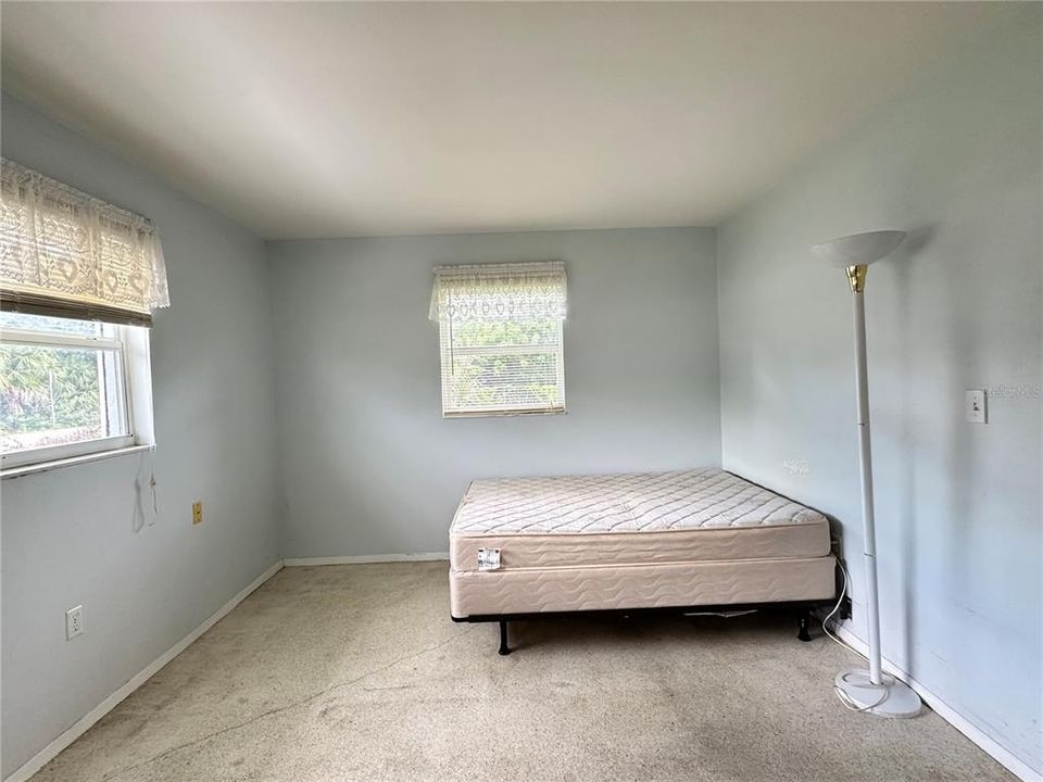 For Sale: $215,000 (3 beds, 2 baths, 988 Square Feet)