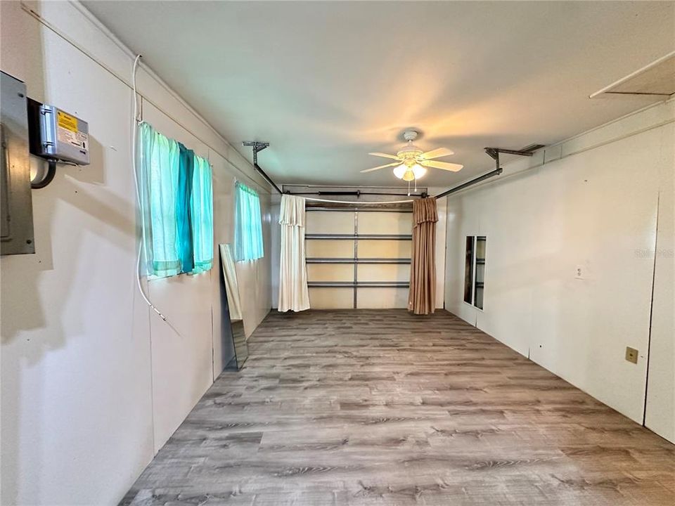 For Sale: $215,000 (3 beds, 2 baths, 988 Square Feet)
