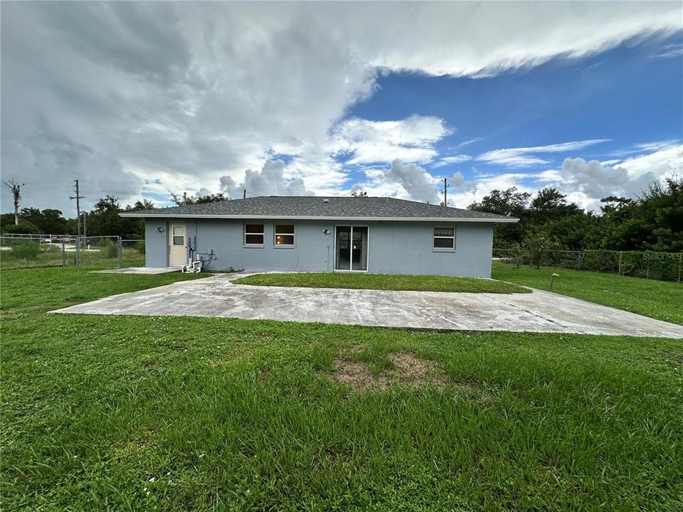 For Sale: $215,000 (3 beds, 2 baths, 988 Square Feet)