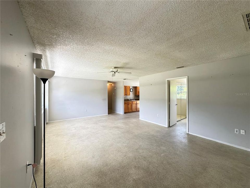 For Sale: $215,000 (3 beds, 2 baths, 988 Square Feet)