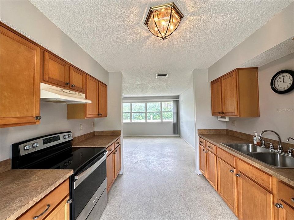 For Sale: $215,000 (3 beds, 2 baths, 988 Square Feet)