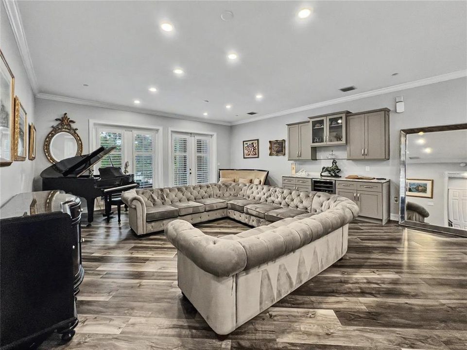 Active With Contract: $750,000 (3 beds, 2 baths, 1943 Square Feet)