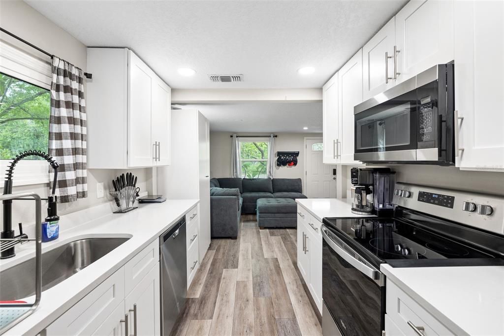 Active With Contract: $380,000 (3 beds, 2 baths, 1284 Square Feet)