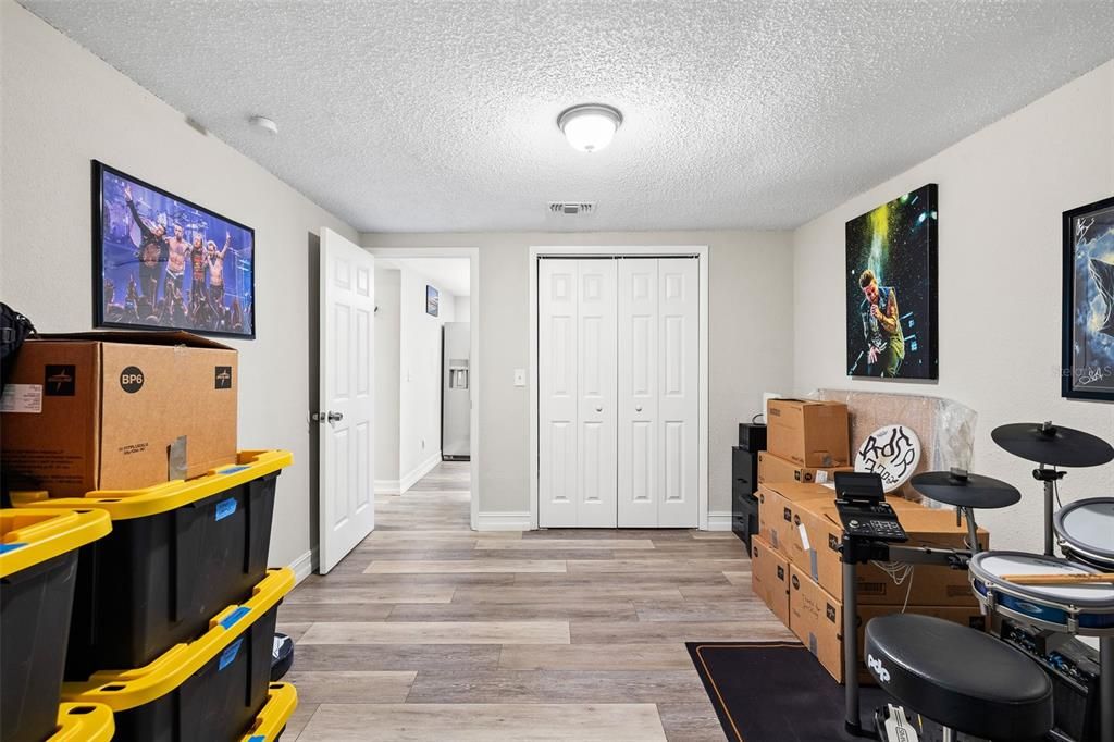 Active With Contract: $380,000 (3 beds, 2 baths, 1284 Square Feet)