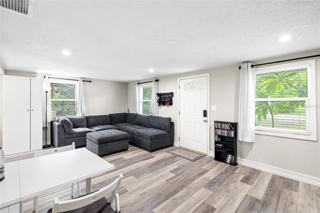 Active With Contract: $380,000 (3 beds, 2 baths, 1284 Square Feet)