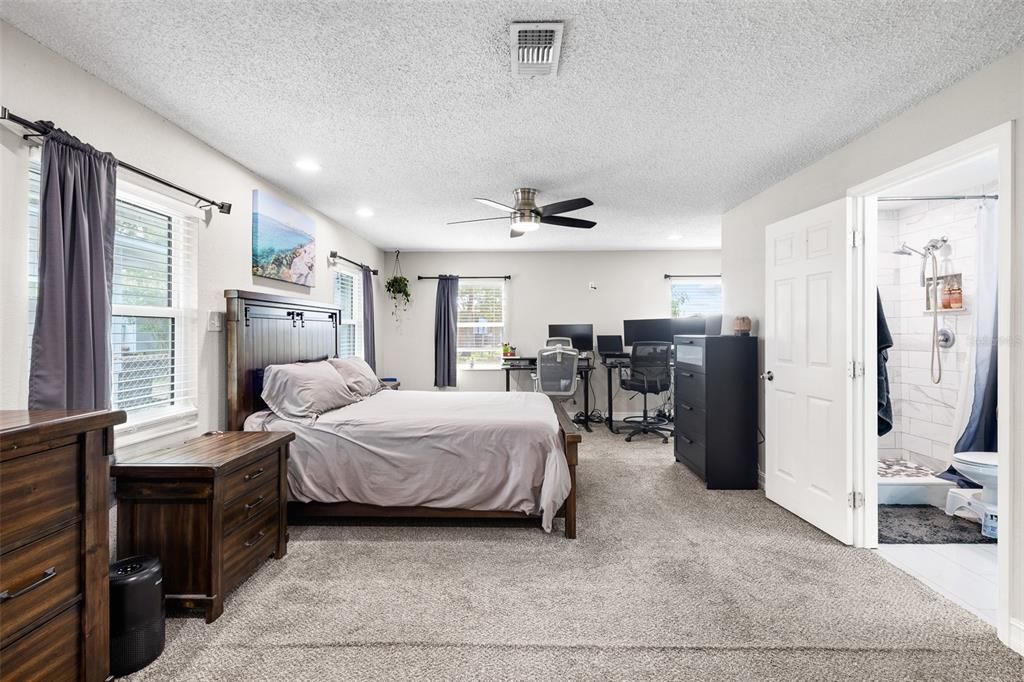 Active With Contract: $380,000 (3 beds, 2 baths, 1284 Square Feet)