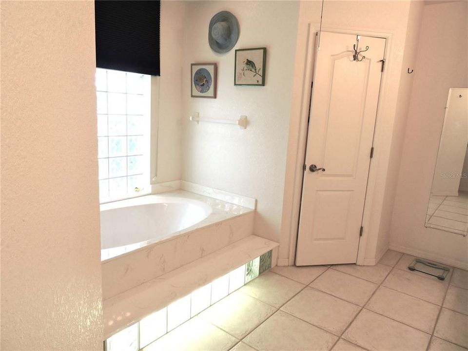 For Sale: $389,500 (3 beds, 2 baths, 2515 Square Feet)
