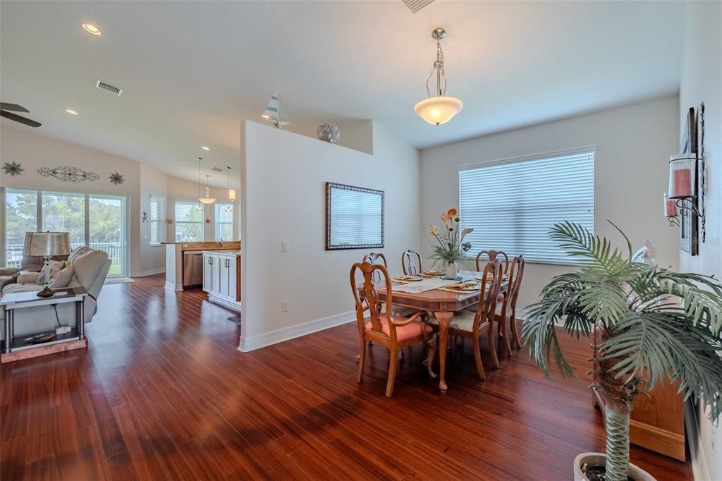 En Venta: $685,000 (3 camas, 3 baños, 2024 Pies cuadrados)
