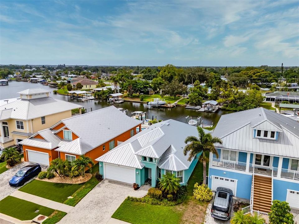 En Venta: $685,000 (3 camas, 3 baños, 2024 Pies cuadrados)
