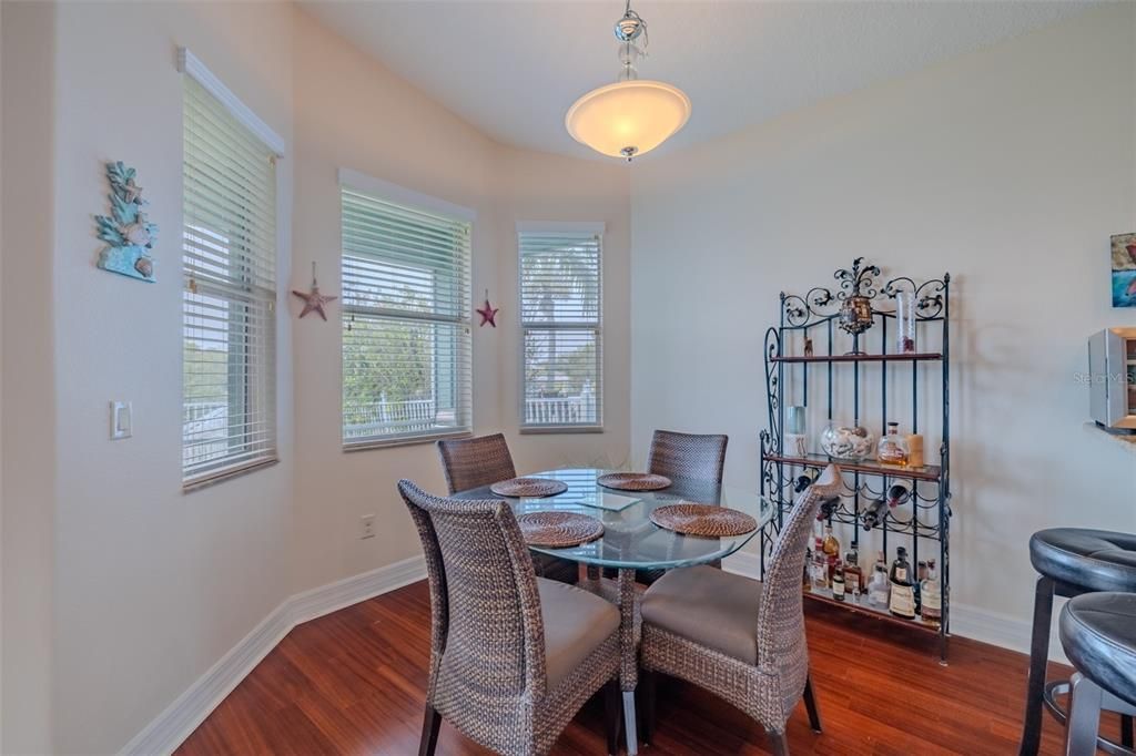 En Venta: $685,000 (3 camas, 3 baños, 2024 Pies cuadrados)