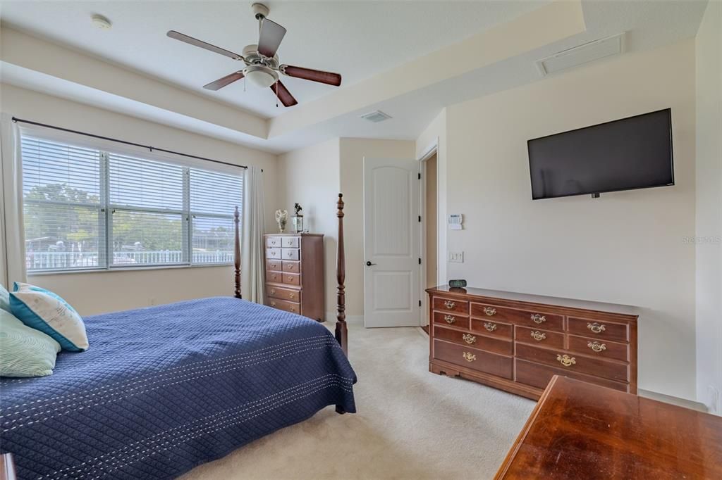 En Venta: $685,000 (3 camas, 3 baños, 2024 Pies cuadrados)