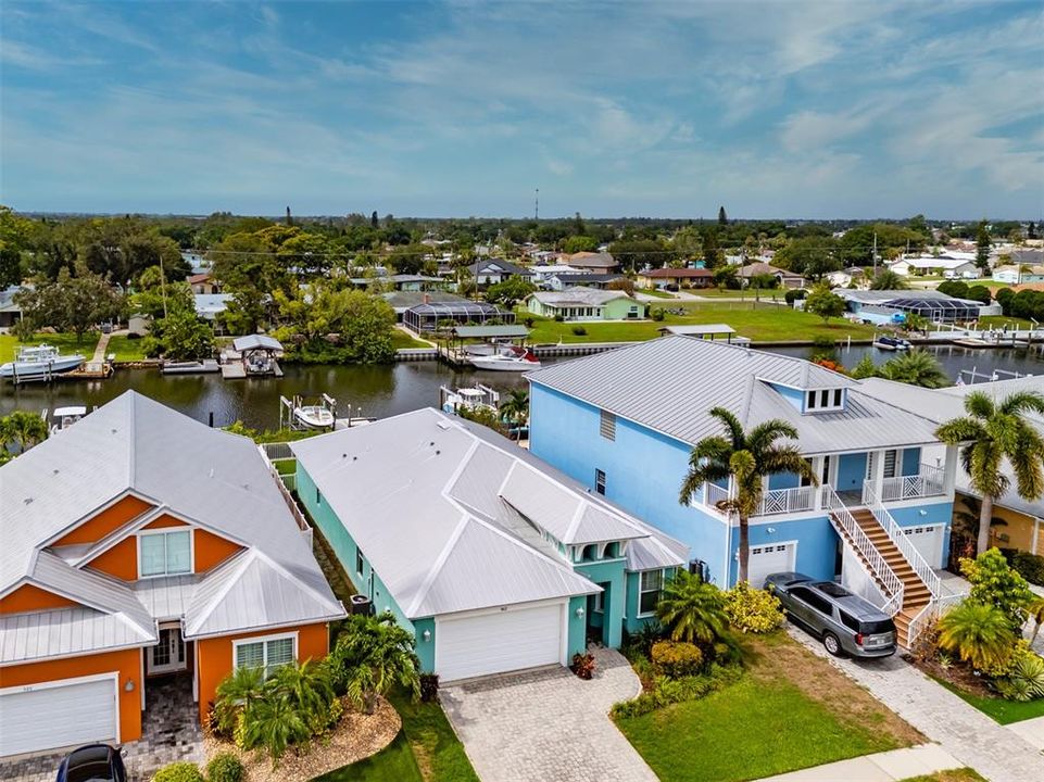 En Venta: $685,000 (3 camas, 3 baños, 2024 Pies cuadrados)