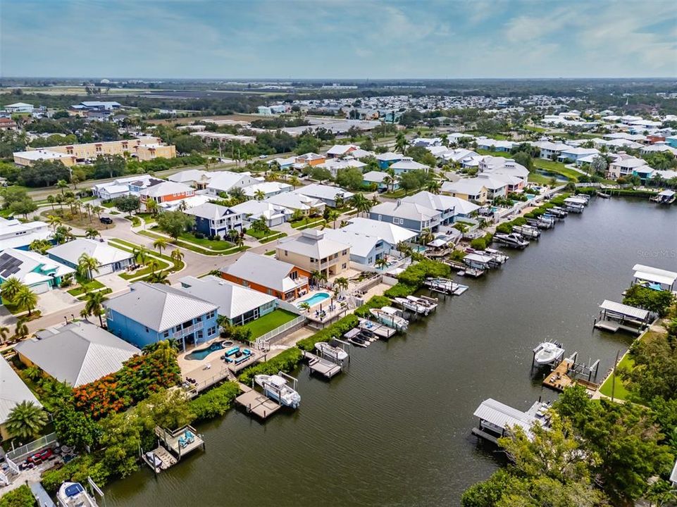 En Venta: $685,000 (3 camas, 3 baños, 2024 Pies cuadrados)