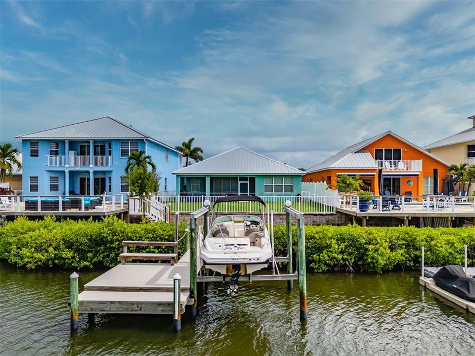 En Venta: $685,000 (3 camas, 3 baños, 2024 Pies cuadrados)