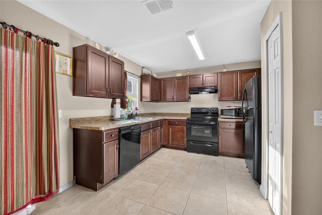 For Sale: $229,000 (3 beds, 2 baths, 1373 Square Feet)