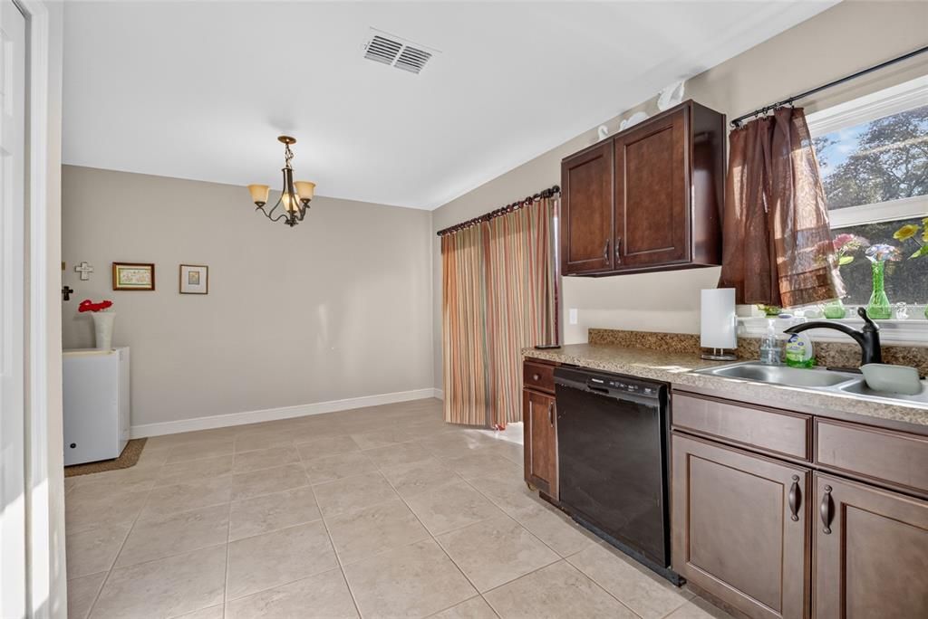 For Sale: $229,000 (3 beds, 2 baths, 1373 Square Feet)