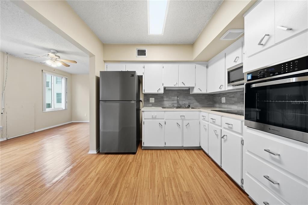 На продажу: $149,900 (2 спален, 2 ванн, 1100 Квадратных фут)