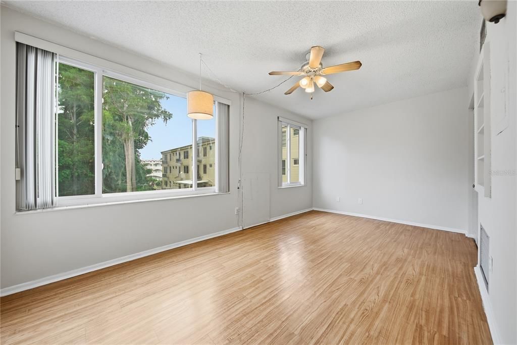 На продажу: $149,900 (2 спален, 2 ванн, 1100 Квадратных фут)