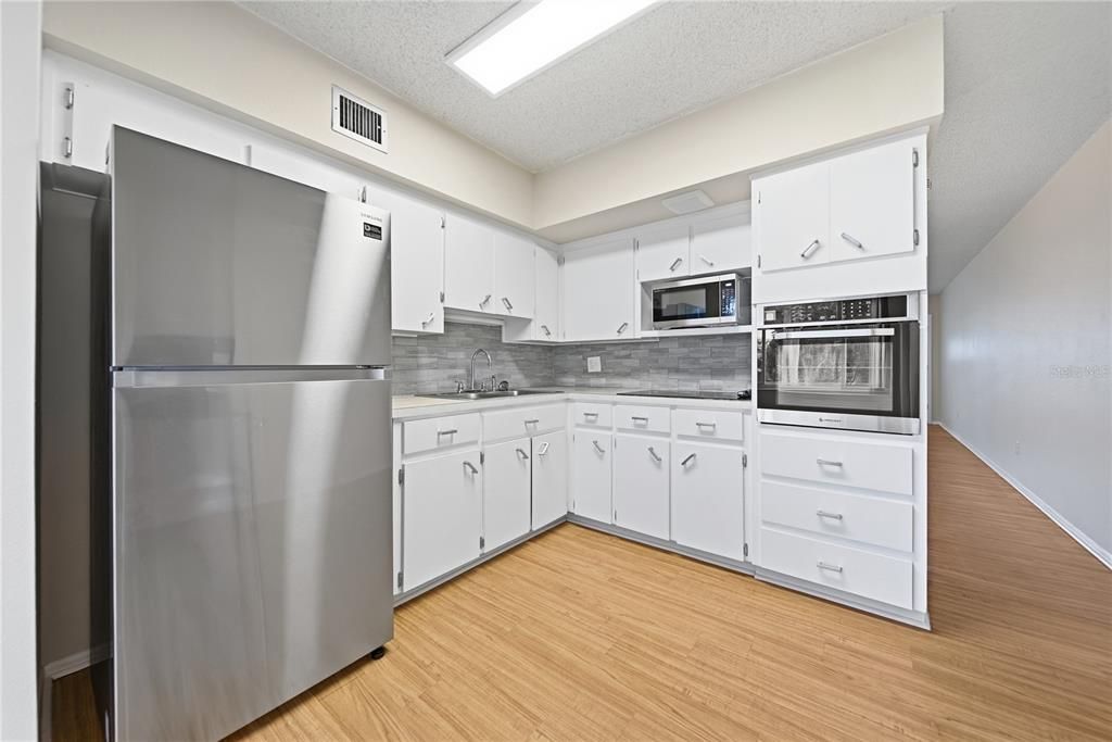 На продажу: $149,900 (2 спален, 2 ванн, 1100 Квадратных фут)