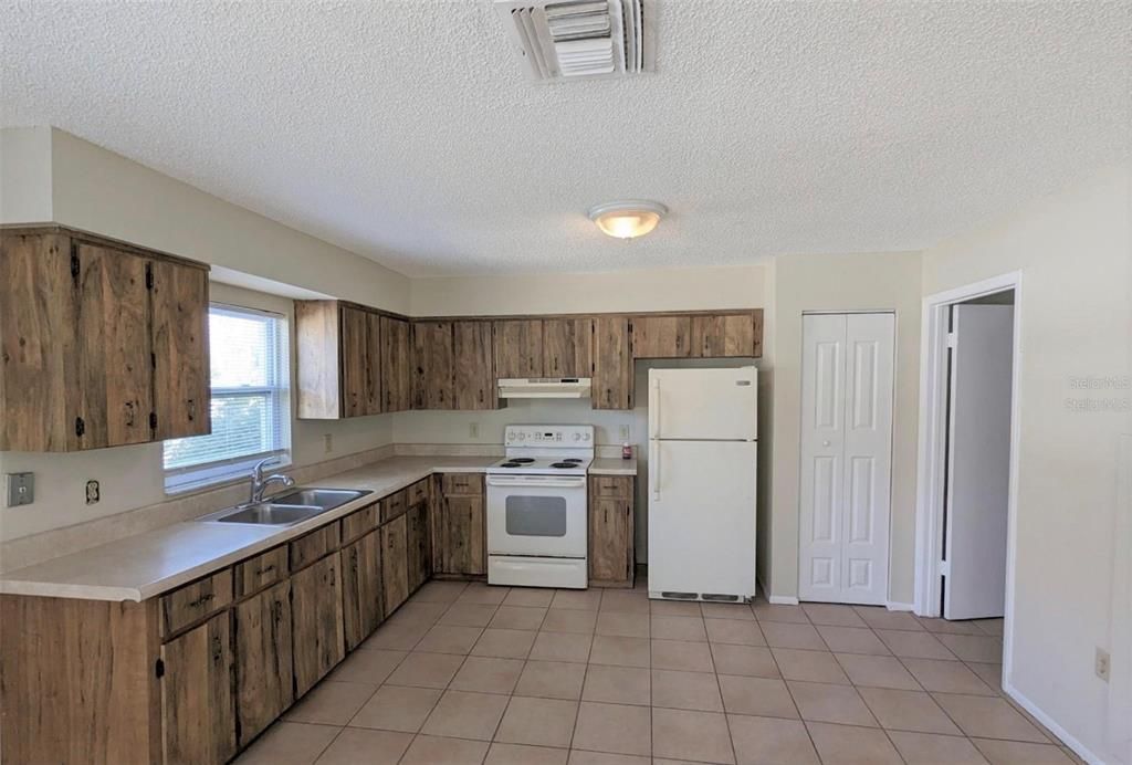 For Sale: $390,000 (2048 beds, 0 baths, 1664 Square Feet)