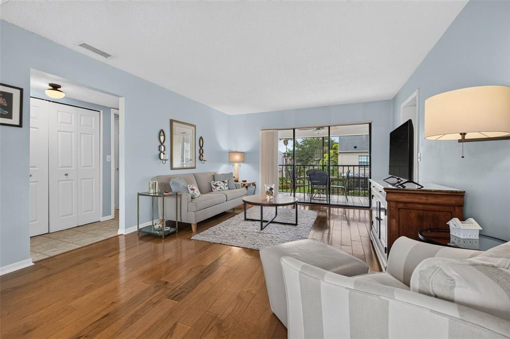 For Sale: $198,000 (2 beds, 2 baths, 1185 Square Feet)