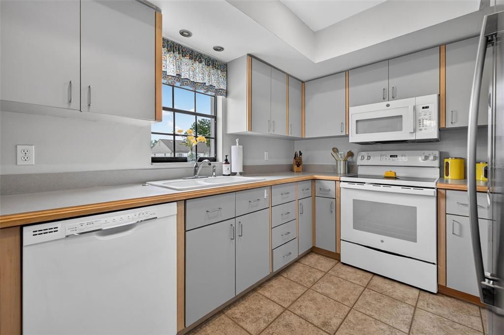 For Sale: $198,000 (2 beds, 2 baths, 1185 Square Feet)