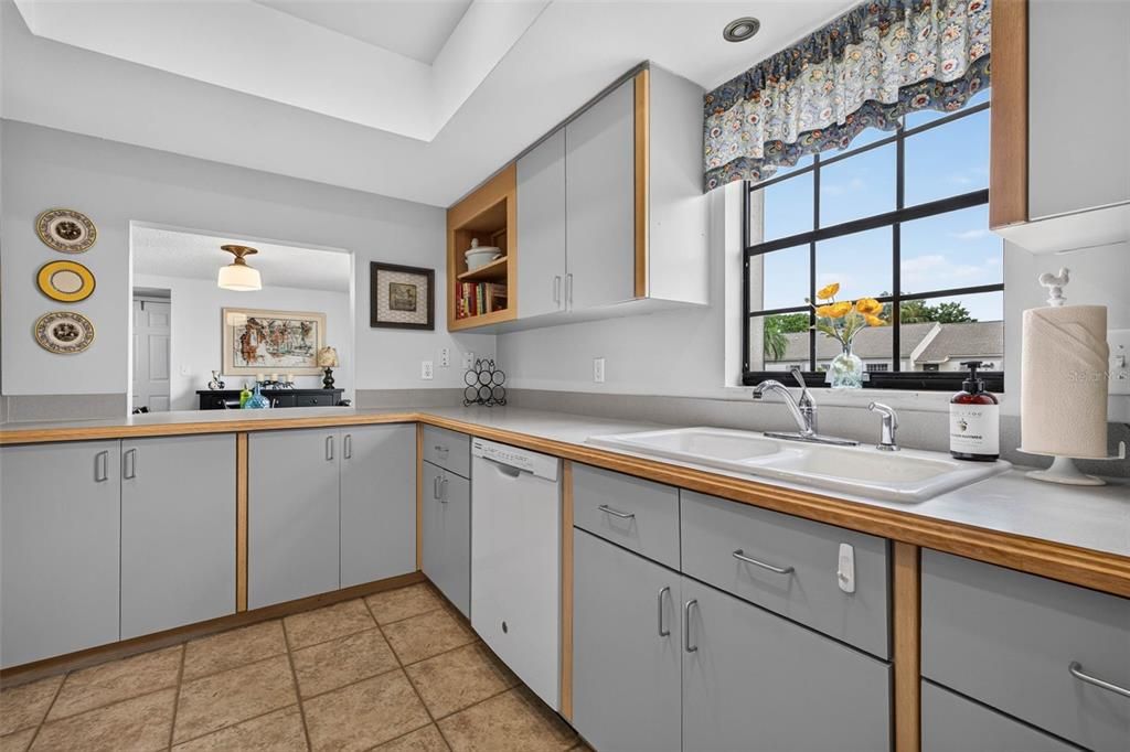 For Sale: $198,000 (2 beds, 2 baths, 1185 Square Feet)