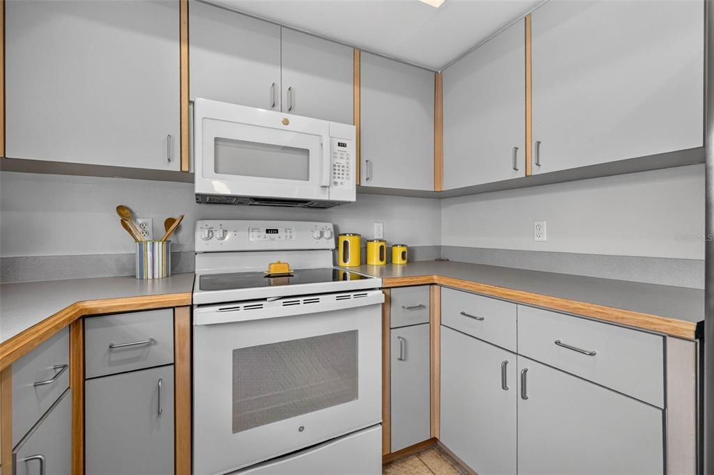 For Sale: $198,000 (2 beds, 2 baths, 1185 Square Feet)
