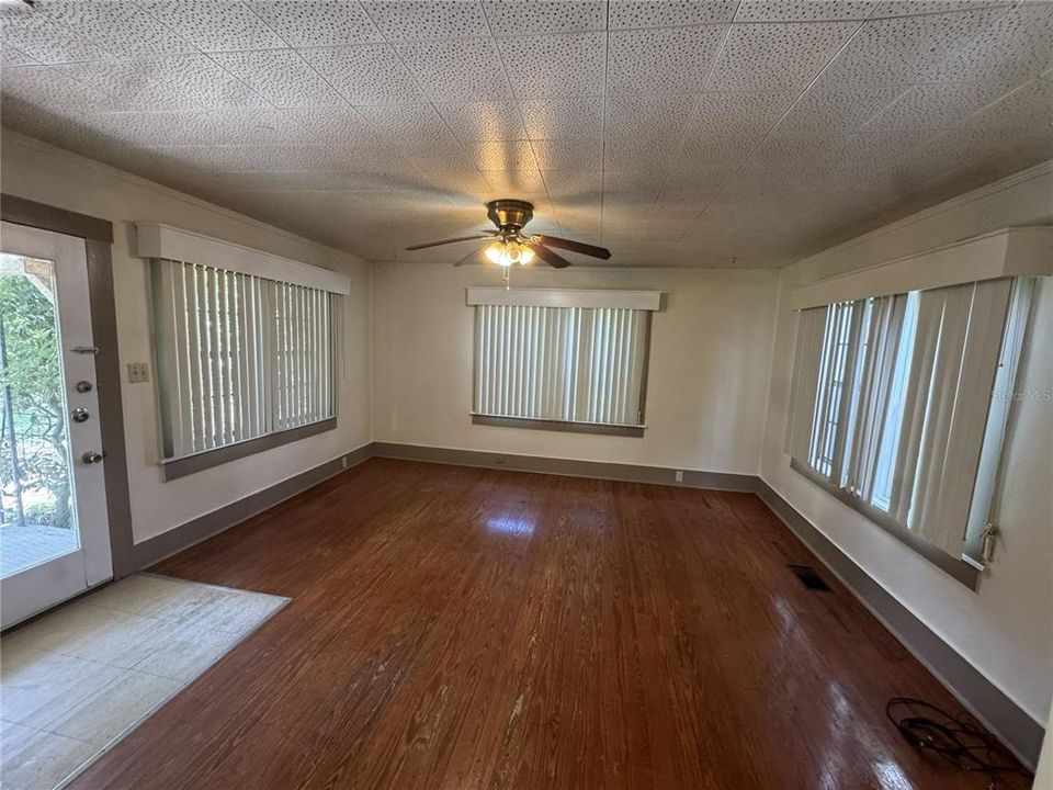 For Rent: $1,700 (3 beds, 2 baths, 1774 Square Feet)