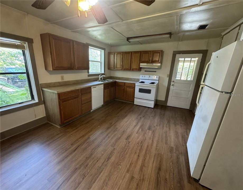 For Rent: $1,700 (3 beds, 2 baths, 1774 Square Feet)