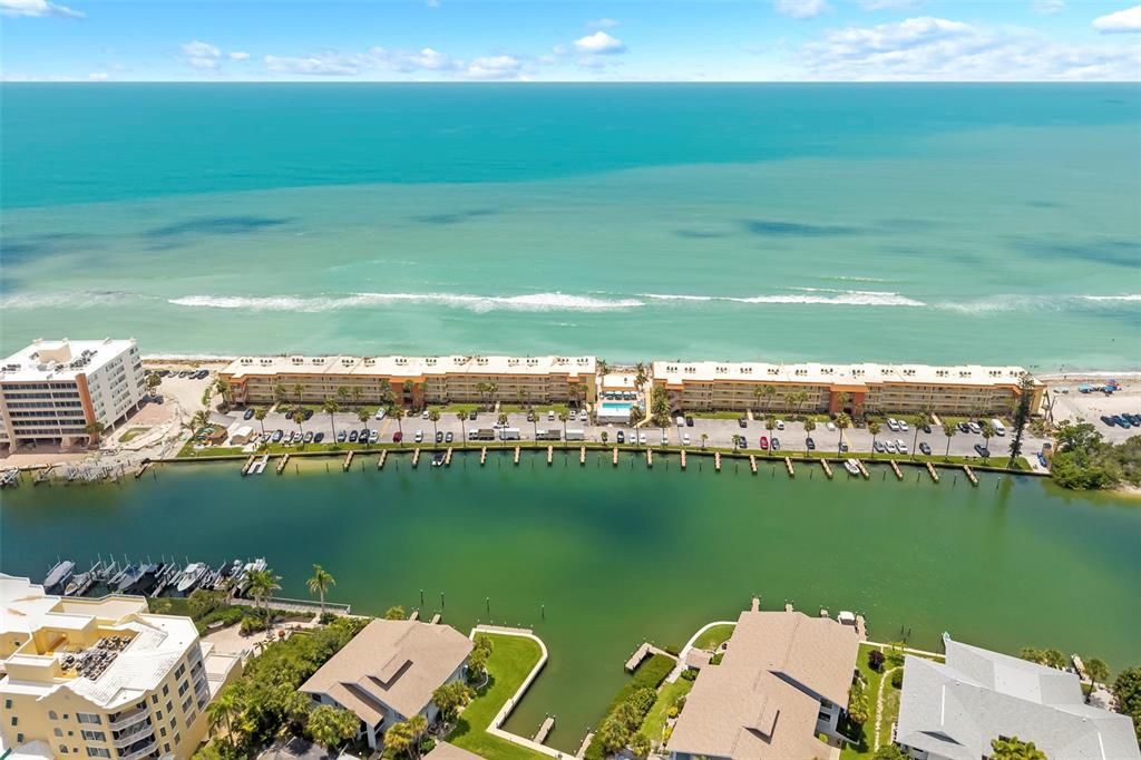For Sale: $849,000 (2 beds, 2 baths, 969 Square Feet)
