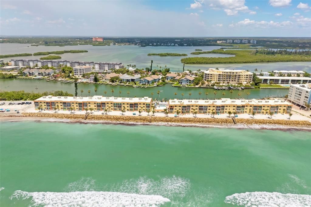 For Sale: $849,000 (2 beds, 2 baths, 969 Square Feet)