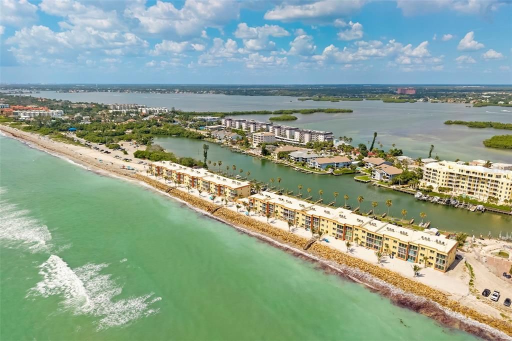 For Sale: $849,000 (2 beds, 2 baths, 969 Square Feet)
