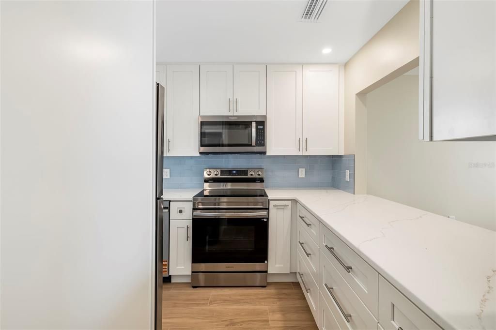 For Sale: $849,000 (2 beds, 2 baths, 969 Square Feet)