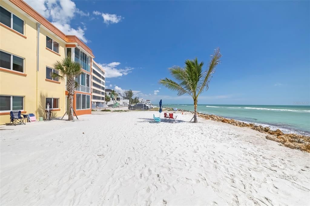 For Sale: $849,000 (2 beds, 2 baths, 969 Square Feet)