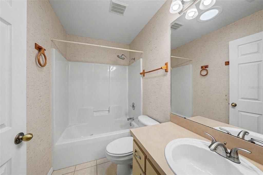 На продажу: $175,000 (2 спален, 2 ванн, 1125 Квадратных фут)
