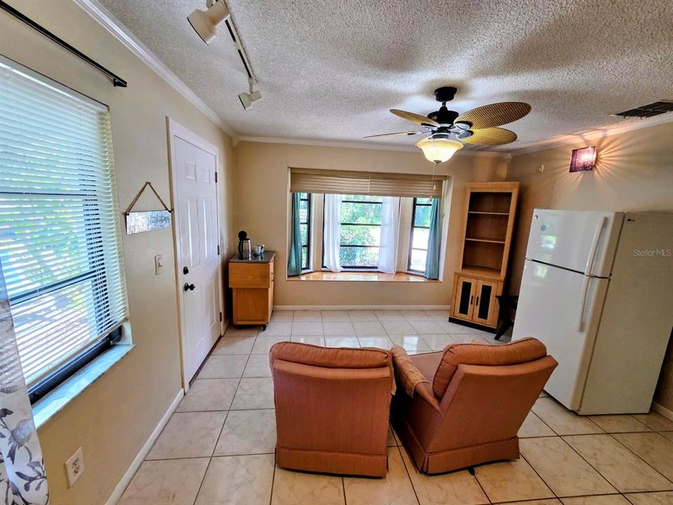 En Venta: $645,000 (4 camas, 3 baños, 2387 Pies cuadrados)
