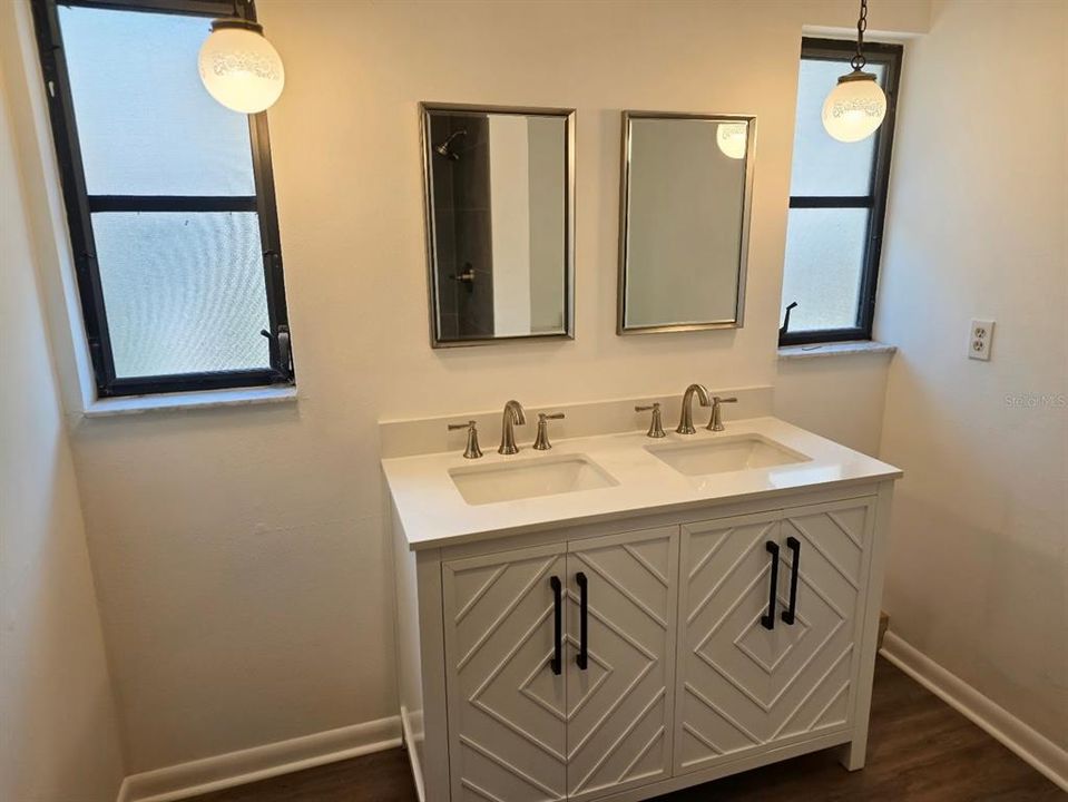En Venta: $645,000 (4 camas, 3 baños, 2387 Pies cuadrados)