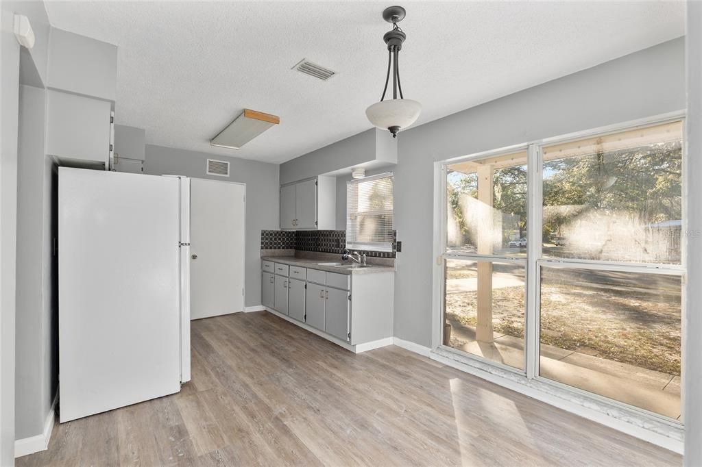 For Sale: $199,900 (3 beds, 1 baths, 1269 Square Feet)