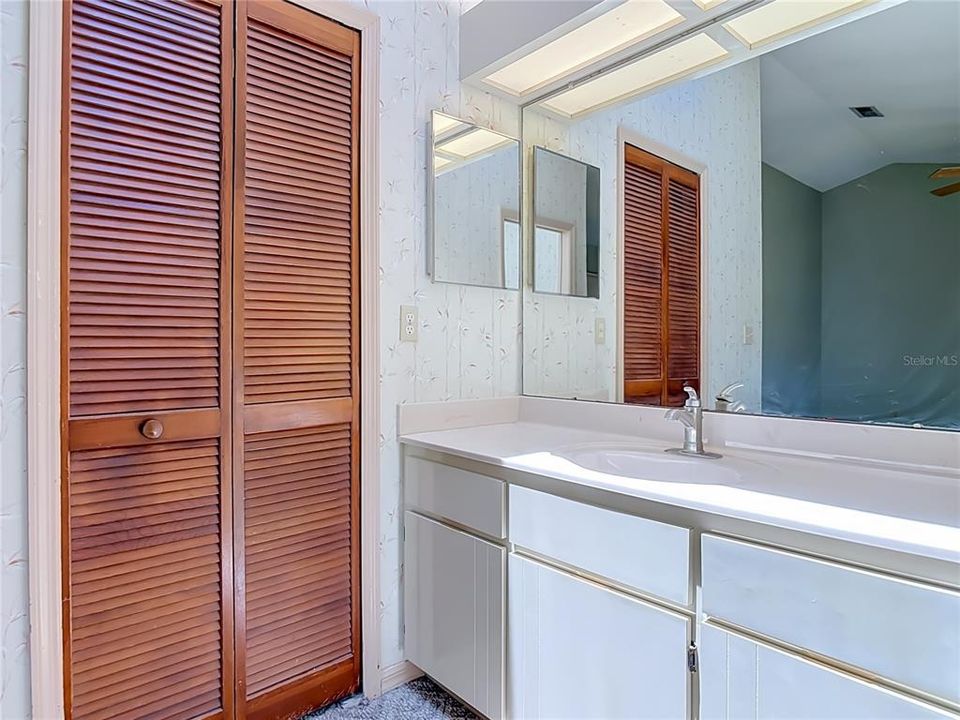 Activo con contrato: $229,000 (2 camas, 2 baños, 1239 Pies cuadrados)