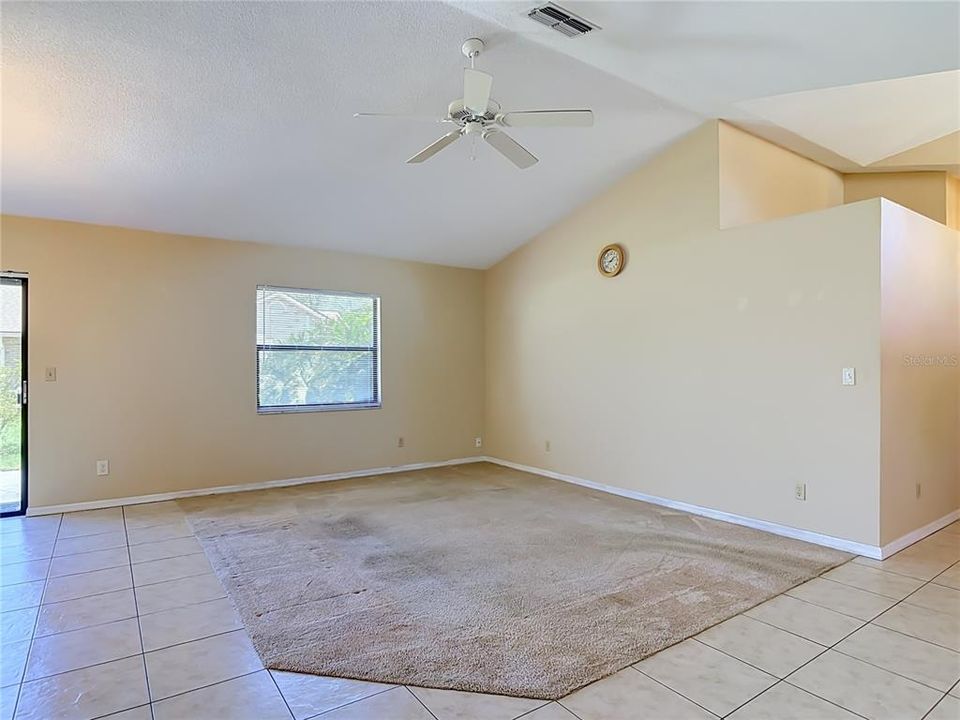 Activo con contrato: $229,000 (2 camas, 2 baños, 1239 Pies cuadrados)
