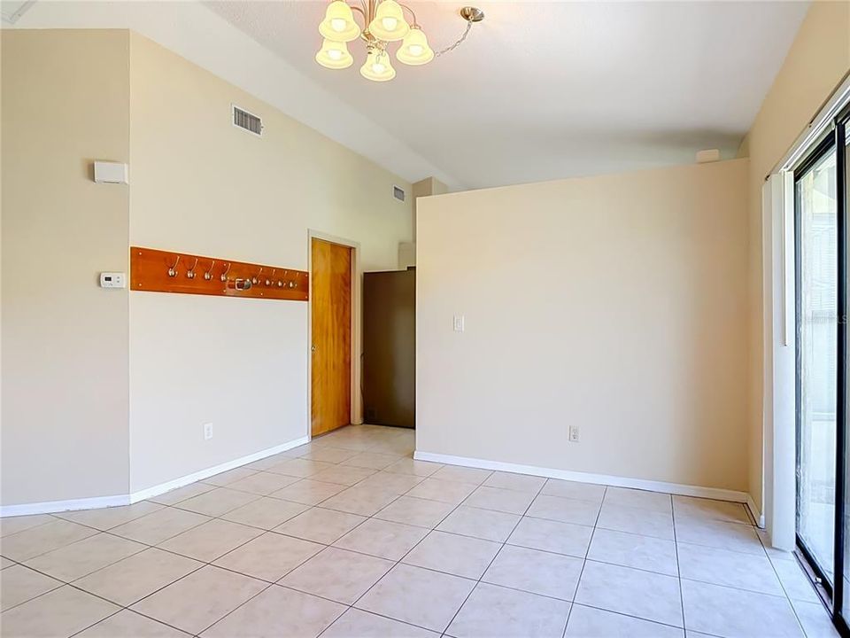Activo con contrato: $229,000 (2 camas, 2 baños, 1239 Pies cuadrados)