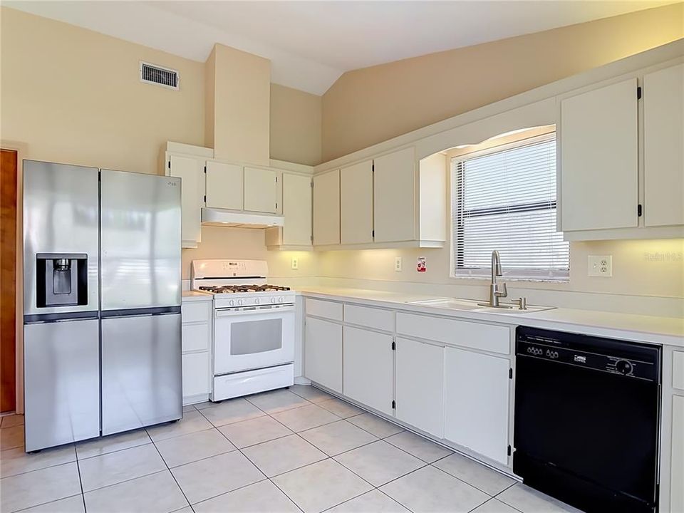 Activo con contrato: $229,000 (2 camas, 2 baños, 1239 Pies cuadrados)