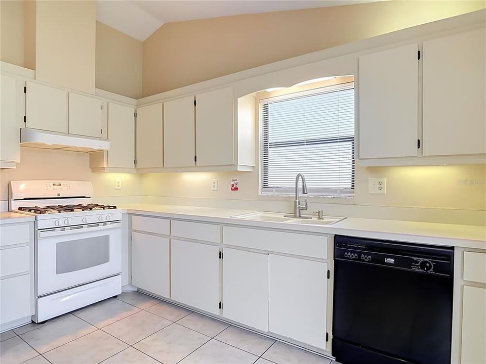 Activo con contrato: $229,000 (2 camas, 2 baños, 1239 Pies cuadrados)