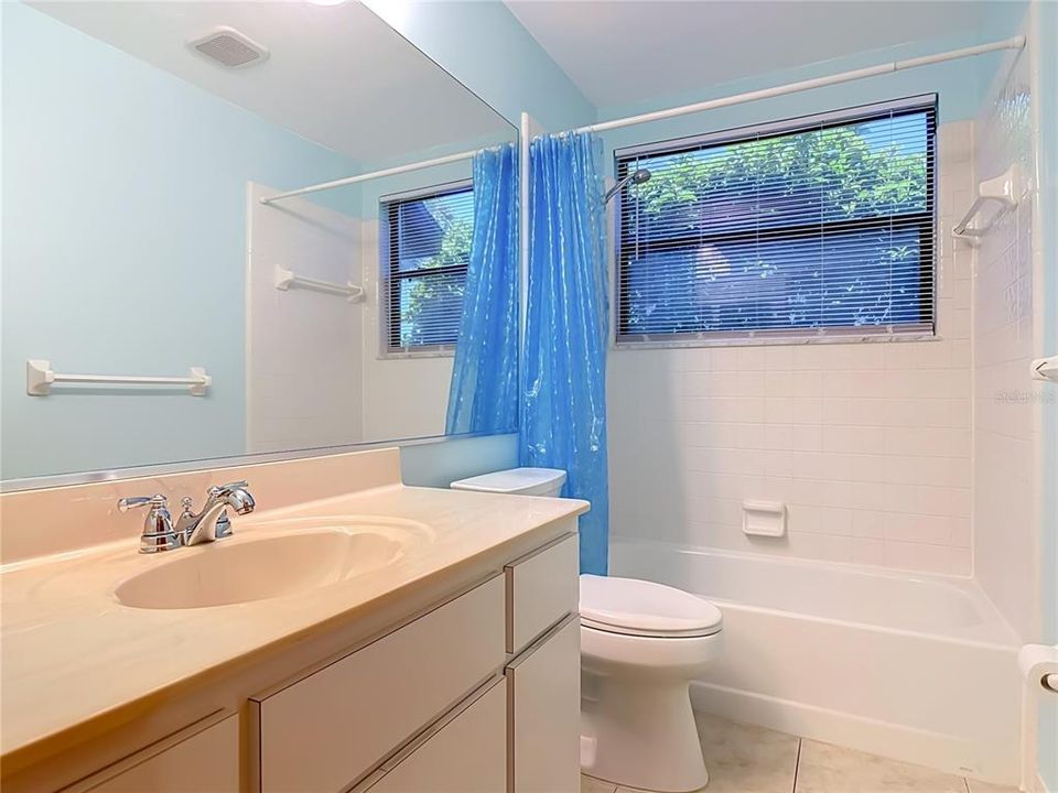 Activo con contrato: $229,000 (2 camas, 2 baños, 1239 Pies cuadrados)