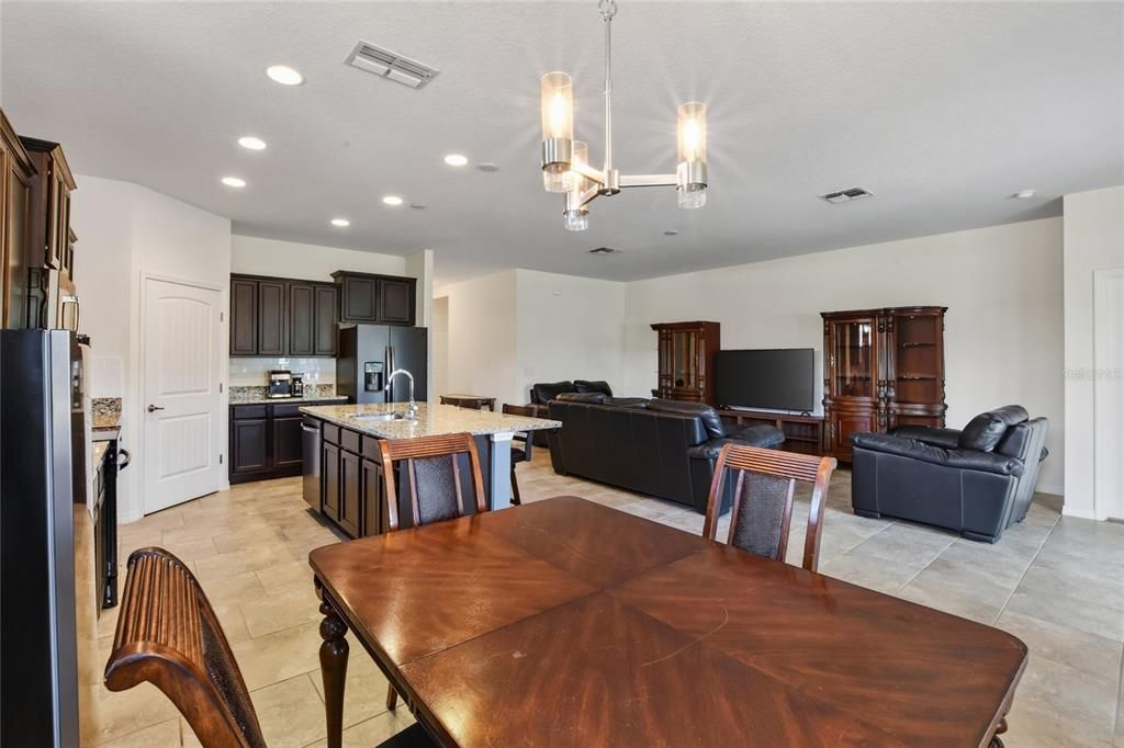 En Venta: $339,900 (3 camas, 2 baños, 2091 Pies cuadrados)
