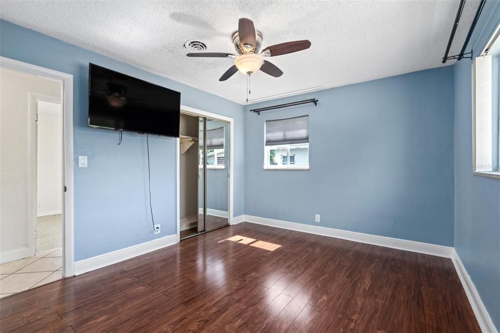 En Venta: $329,999 (3 camas, 2 baños, 1301 Pies cuadrados)