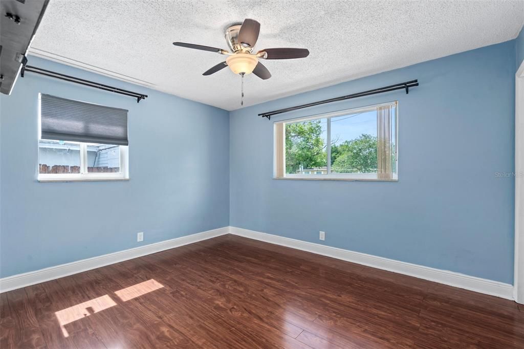 En Venta: $329,999 (3 camas, 2 baños, 1301 Pies cuadrados)